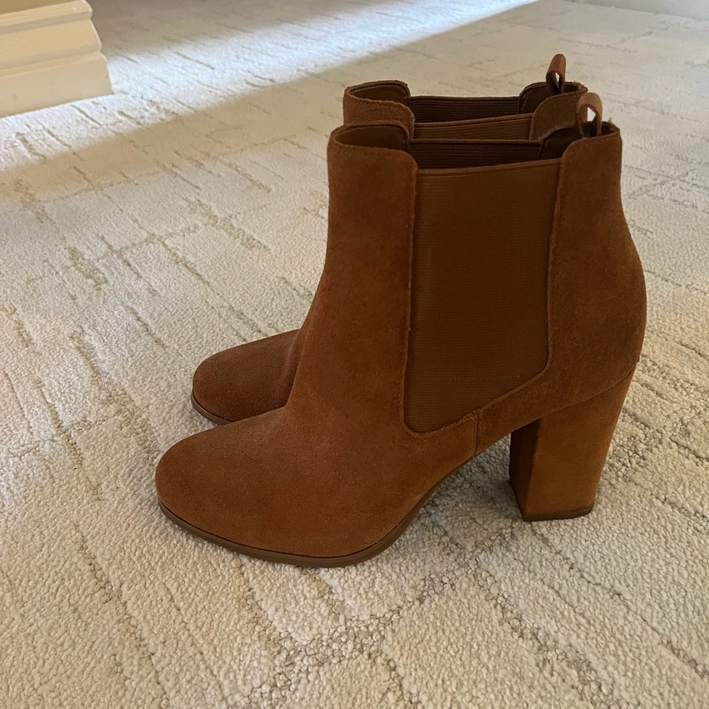 Women's Brown Lottie Bootie.    Like new condition.   Size 9.